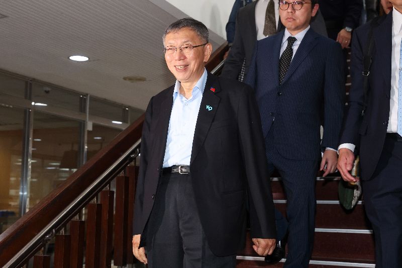 台北地院審理京華城容積獎勵案、民眾黨政治獻金案等4大案,26日下午一審宣判。前台北市長柯文哲(中)被判17年徒刑、褫奪公權6年;可上訴。柯文哲聆判後現身,面對媒體提問微笑不語