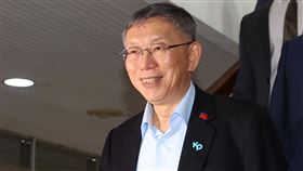 柯文哲涉京華城等案一審判決出爐（3）台北地方法院審理京華城案、政治獻金案等，26日依貪污等罪判決前台北市長柯文哲（圖）17年徒刑、褫奪公權6年。柯文哲聆判後，面露笑容準備離開北院。中央社記者吳家昇攝　115年3月26日