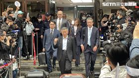 民眾黨前主席柯文哲步出法庭時與支持者擁抱，隨後下樓搭車離去。（圖／記者楊忠翰攝影）