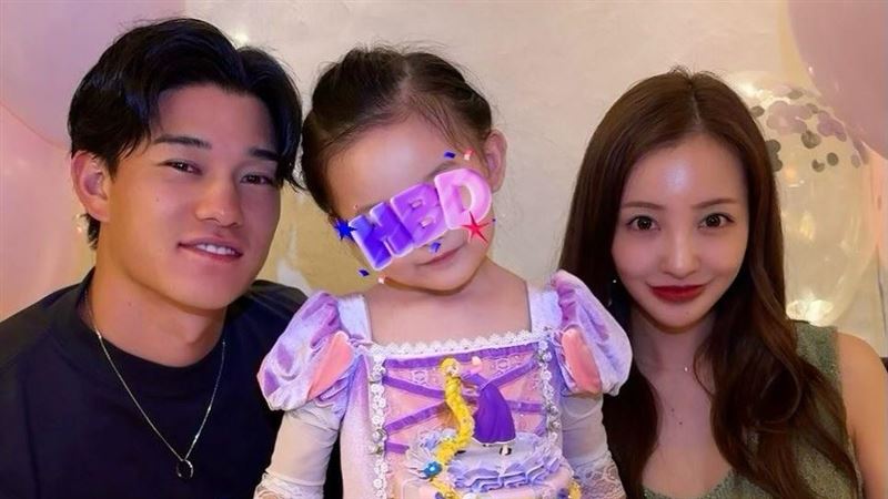 球星尪遭砍薪!女星租200萬豪宅曬名牌包