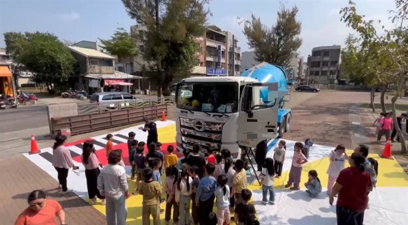 前鎮分局將預拌車開進校園,實際讓學童體會大車交通安全。(圖/翻攝畫面)