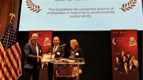 我駐美國代表處經濟組廖浩志組長（中）代表公平會出席受獎，與頒獎人OECD競爭委員會秘書處競爭組組長Mr. Ori Schwartz先生（左）及前美國司法部反托拉斯署署長Ms. Abigail Slater女士（右）合影。（圖／取自公平會）