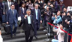 柯文哲結束一審宣判庭訊離開北院（圖／翻攝畫面）