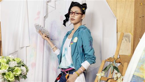 男神爸親傳「眼技」　焦曼婷Cos男角帥翻