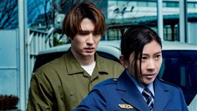 篠原涼子劇中化身嚴守規範的刑務官。（圖／friDay影音提供） 