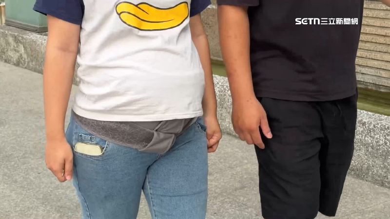 先生陪著懷孕的媽媽步行