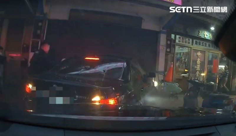 員警開了20幾槍，並以破窗器材強勢破窗才將犯嫌逮捕。（圖／翻攝畫面）