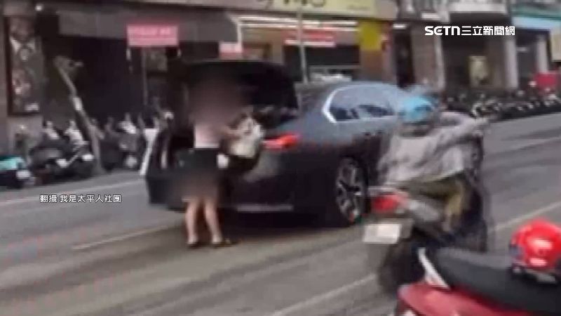 車輛違停馬路中央擋路至少一分鐘。（圖／翻攝我是太平人社團）