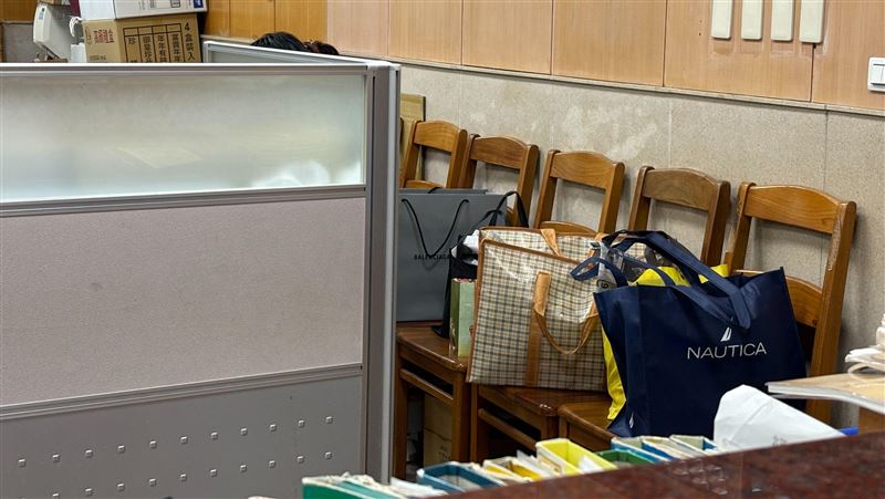 沈慶京加保3千萬籌到了 6大袋送抵北院