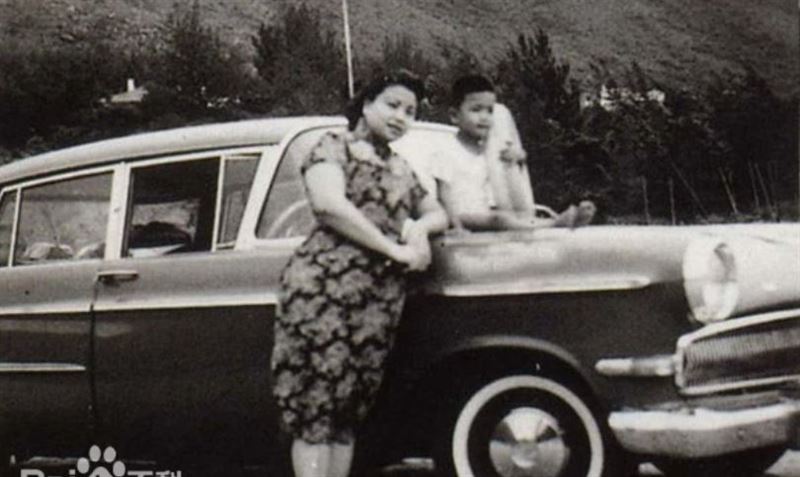 張國榮與母親潘玉瑤的合照。（圖／翻攝自百度百科）