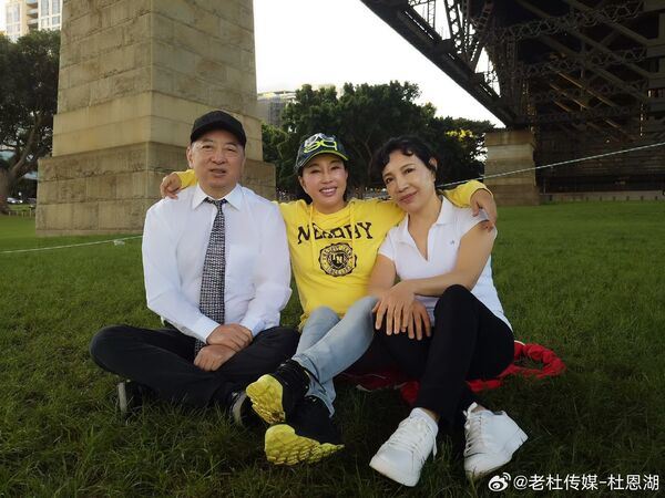 劉曉紅（右）稱自己和姊姊劉曉慶（中）關係被有心人挑撥。（圖／翻攝自微博）