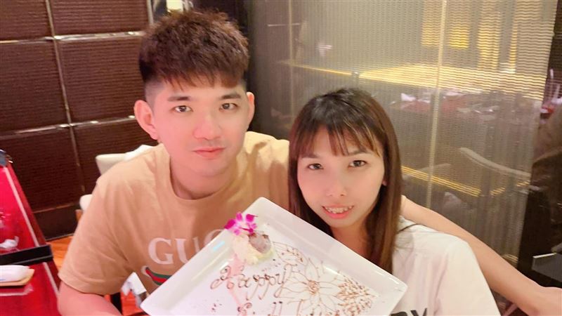 晚安小雞(左)開直播透露自己和愛婆(右)離婚的消息。(圖/翻攝自晚安小雞臉書)