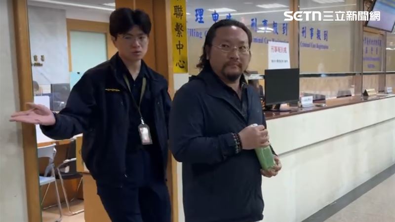 尚極實業公司負責人林聖哲(右)涉嫌詐欺、偽造文書及違反政府採購法，被檢方裁定500萬元交保，因籌不出保金，最後降保100萬元離去。（圖／翻攝畫面）