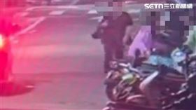 北市何男行經敦化南路一段巷弄時踹倒葉女機車。（圖／翻攝畫面）