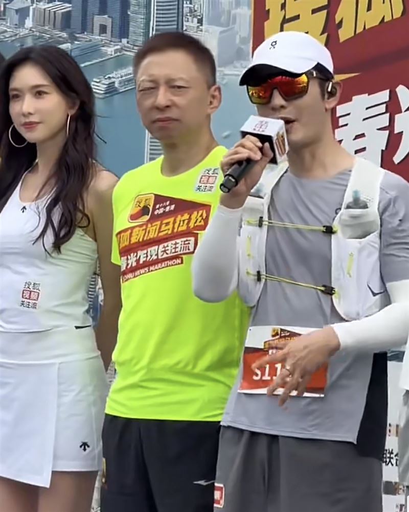 現年48歲的黃曉明，日前現身香港參與馬拉松相關活動，受訪時罕見分享近年心境轉變。（圖／翻攝自微博）