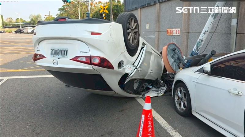 失控撞爛平交道號誌⋯白車「四腳朝天」人詭異蒸發！森鐵喊話：駕駛賠錢。（圖／記者廖國雄攝影）