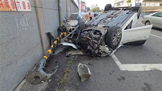 失控撞爛平交道號誌　白車翻了人詭異蒸發