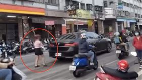 三寶無極限！台中女「為了買飲料」BMW閃黃燈違停路中　民眾看傻眼（圖／翻攝自Threads @jin870828）