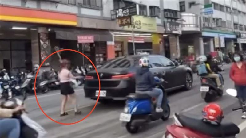 扯!BMW女「為買飲料閃」閃黃燈違停路中