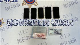 警方查扣詐騙車手及車手頭、監控手現金及手機。（圖／翻攝畫面）