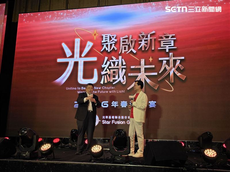 威剛董事長陳立白(左)對於威剛下半年走勢看旺,盼營收朝倍增目標穩步前進。(圖/記者李宜樺攝影)