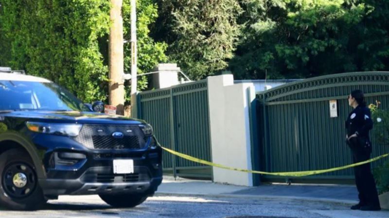 警方指出,嫌犯歐提茲共開了約20發子彈,子彈不僅擊中拖車擋風玻璃,也波及露台與嬰兒房牆面,甚至鄰近住宅也發現彈孔。(圖/翻攝BACKGRID)