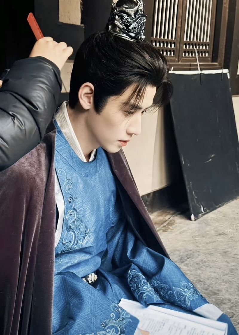 張凌赫飾演的謝征作為位高權重的將領,不僅有大量武打戲,也有戰場場面,但仍有觀眾指出,即便角色歷經戰鬥,臉部妝感依然偏精緻,缺乏戰場應有的滄桑感,因而引起爭議。(圖/翻攝自微博)