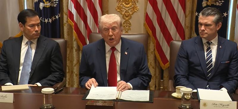 川普政府內閣會議中，官員們的金句聯發。副總統范斯暗指伊朗可生產核彈自殺背心、戰爭部長赫格塞斯口誤稱伊朗飛彈射程2公里、川普自己也自豪認知測驗都滿分很聰明。（圖／翻攝自白宮YT頻道）