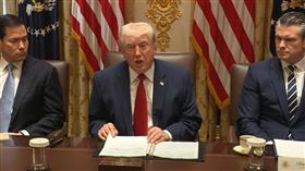 川普政府內閣會議中，官員們的金句聯發。副總統范斯暗指伊朗可生產核彈自殺背心、戰爭部長赫格塞斯口誤稱伊朗飛彈射程2公里、川普自己也自豪認知測驗都滿分很聰明。（圖／翻攝自白宮YT頻道） 