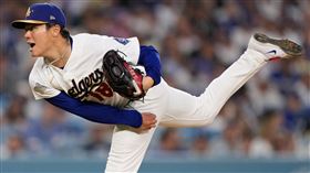 洛杉磯道奇隊的開幕戰先發投手山本由伸，在27日對亞利桑那響尾蛇隊的賽季首秀中表現出色。山本主投6局，用球數達到95球，投出6次三振。（圖／美聯社／達志影像）