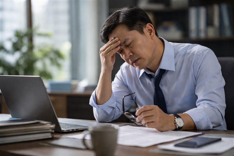 沒有熬夜卻常疲倦、記憶下降,可能不是睡眠問題,而是低度慢性發炎。營養醫學專家劉博仁指出,發炎成因與常攝取精緻糖、加工食品、壓力、睡眠不足及缺乏運動等生活習慣有關。(圖/AI製圖)