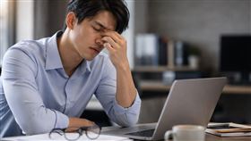 疲累,上班族。（圖／AI製圖）