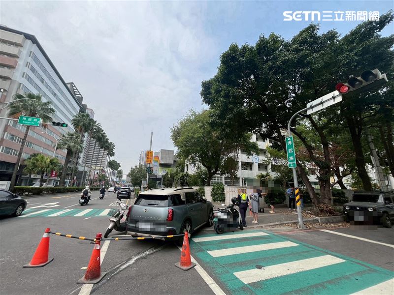 台中西區發生連環車禍，1輛汽車與4機車在路口碰撞，釀5人受傷。（圖／翻攝畫面）