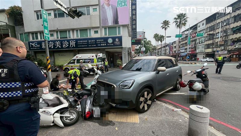 右轉撞到機車！女駕駛失控暴衝撞5傷