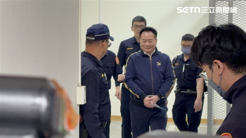 蔡正元上囚車的畫面曝光,將被送往台北監獄服刑。(圖/記者楊佩琪攝影)