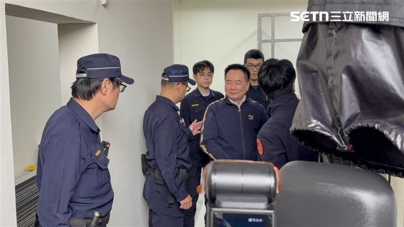 蔡正元上囚車的畫面曝光,將被送往台北監獄服刑。(圖/記者楊佩琪攝影)