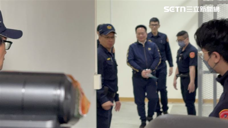 蔡正元上囚車的畫面曝光,將被送往台北監獄服刑。(圖/記者楊佩琪攝影)