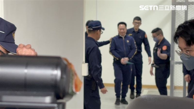 蔡正元上囚車的畫面曝光,將被送往台北監獄服刑。(圖/記者楊佩琪攝影)