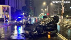 北市王男酒後駕駛賓士S450轎車追撞捷運工程車後翻覆。（圖／翻攝畫面）