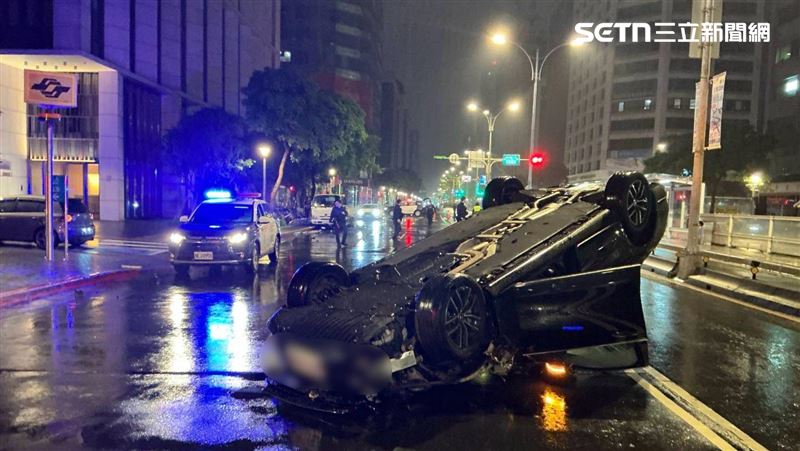 他酒店爽喝後上路 豪奢賓士撞工程車翻覆