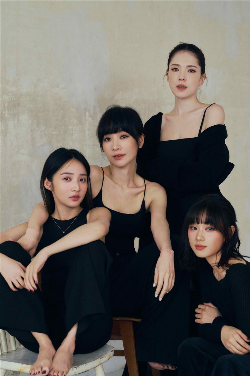 「時間軸製作所」夢幻演員陣容，由老闆許瑋甯(右2)領軍，集結台北電影獎影后陽靚(左2)，金鐘女星李沐(左)、以及金馬入圍新演員的湯詠絮(右)，含金量超狂。（圖／時間軸製作所提供）