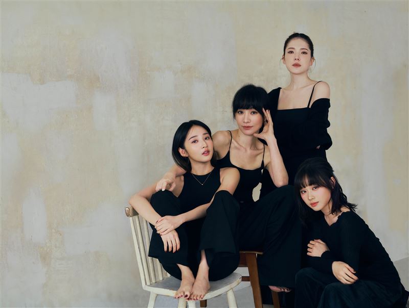 「時間軸製作所」夢幻演員陣容，由老闆許瑋甯(右2)領軍，集結台北電影獎影后陽靚(左2)，金鐘女星李沐(左)、以及金馬入圍新演員的湯詠絮(右)，含金量超狂。（圖／時間軸製作所提供）