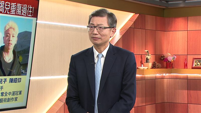 陳晉興仁心仁術，堅持每日巡房，關心患者的身體狀況。(圖／年代提供）