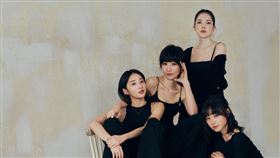 時間軸製作所」夢幻演員陣容，由老闆許瑋甯(右2)領軍，集結台北電影獎影后陽靚(左2)，金鐘女星李沐(左)、以及金馬入圍新演員的湯詠絮(右)，含金量超狂。（圖／時間軸製作所提供）