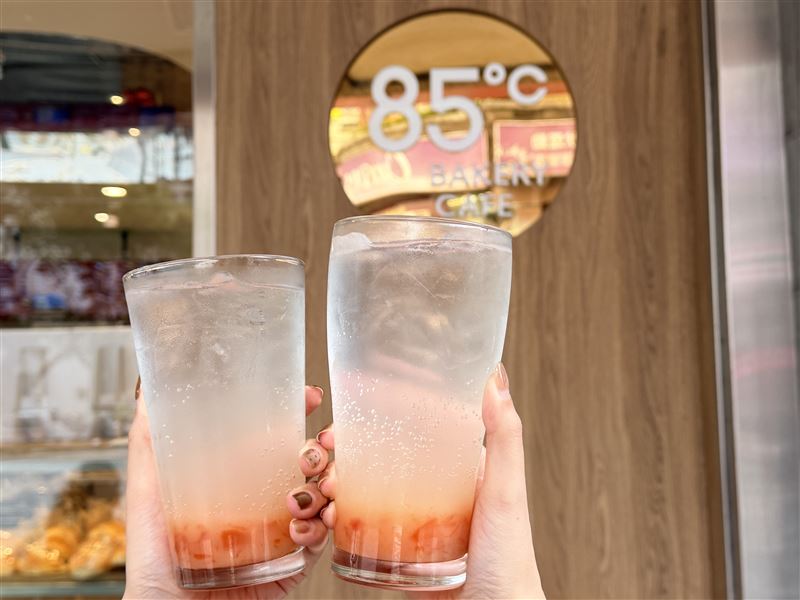 85℃愚人節限定飲品「小桃氣」。(圖/85℃提供)