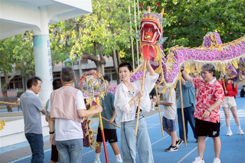 曹雅雯舉龍頭帶藝人們一同體驗民俗技藝。(圖／公視台語台提供)