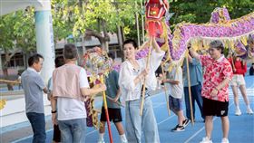 曹雅雯舉龍頭帶藝人們一同體驗民俗技藝。(圖／公視台語台提供)