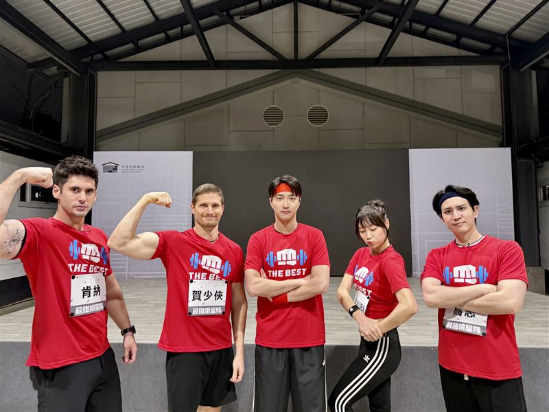 左起肯納、賀少俠、江宏傑、JJUBI、高志組成紅隊。（圖／台視提供）