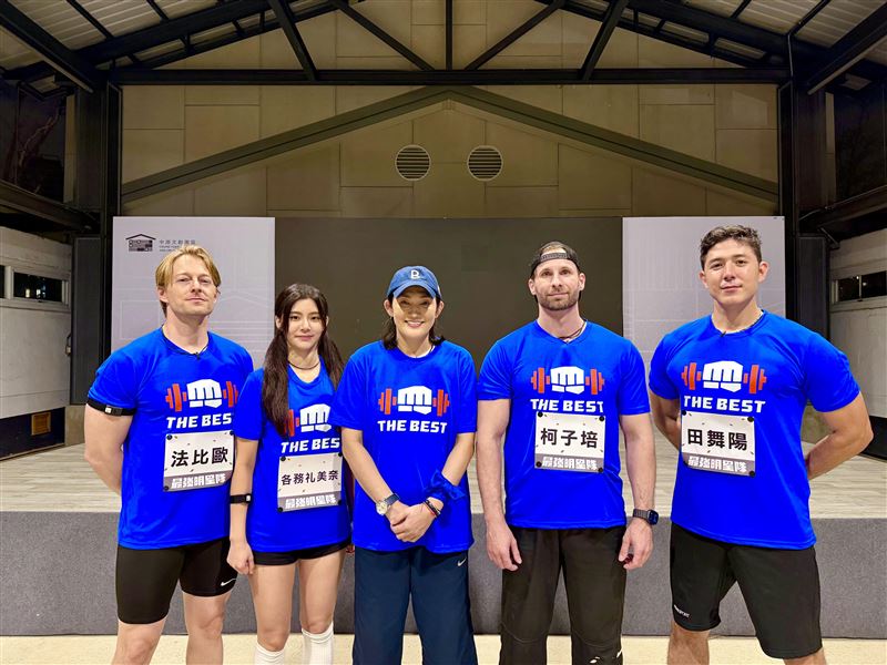 法比歐（左起）、各務禮美奈、錢薇娟、柯子培、田舞陽組成藍隊。（圖／台視提供）