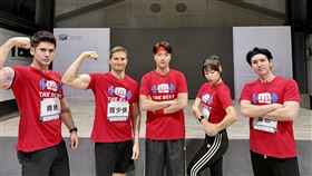 左起肯納、賀少俠、江宏傑、JJUBI、高志組成紅隊。（圖／台視提供）